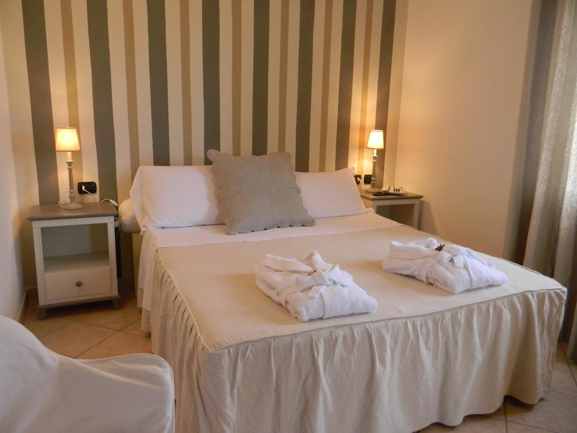 Relais Fenicottero Rosa Guest House Porto Taverna Luaran gambar